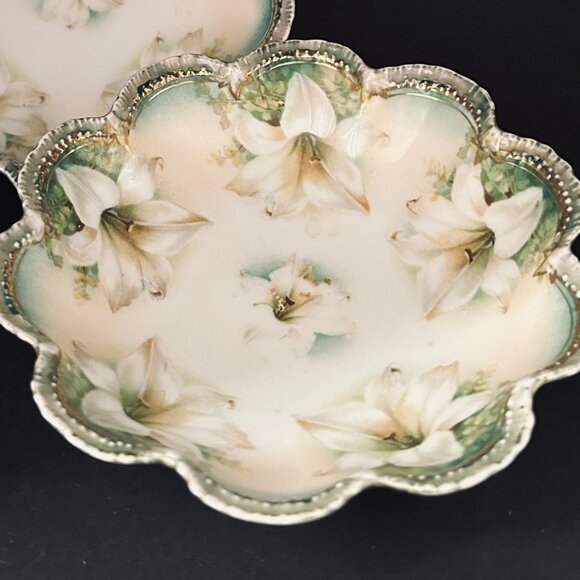 Unmarked Pressor Style Fruit Servicing Bowls with Lily Pattern - Picture 2 of 3